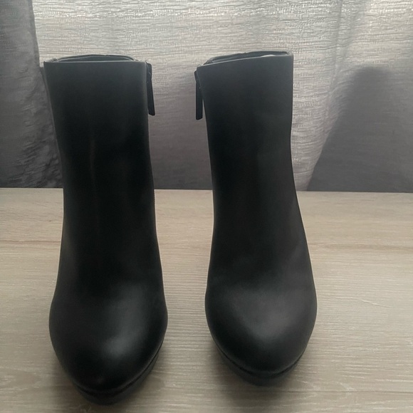 Calvin Klein - Picture 2 of 4